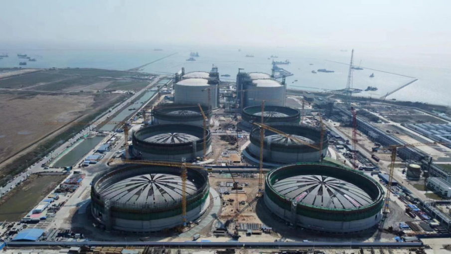  CCTV报道：全球最大LNG储罐拱顶模块吊装成功
