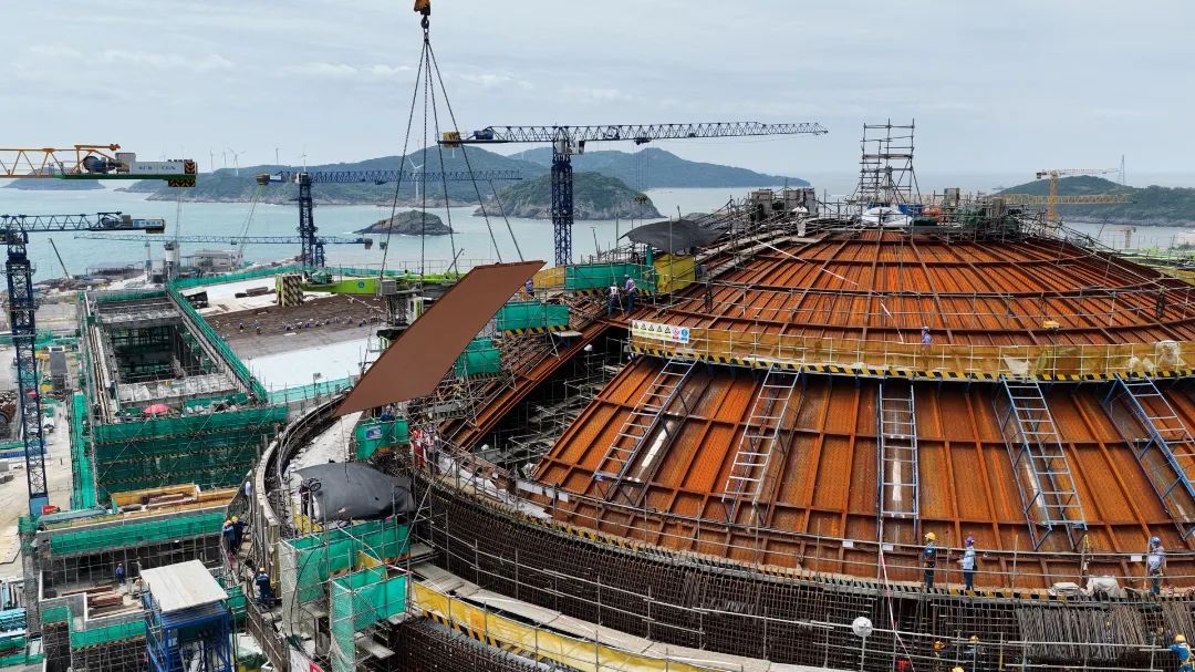 中核华兴公司承建的三澳核电项目2号机组外穹顶钢模板圆满合拢