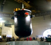 中核五公司秦山核电二期扩建工程4号机组压力容器成功吊装就位