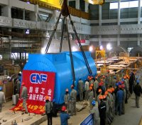 中核五公司秦山核电二期扩建工程4号机组常规岛发电机定子成功吊装就位